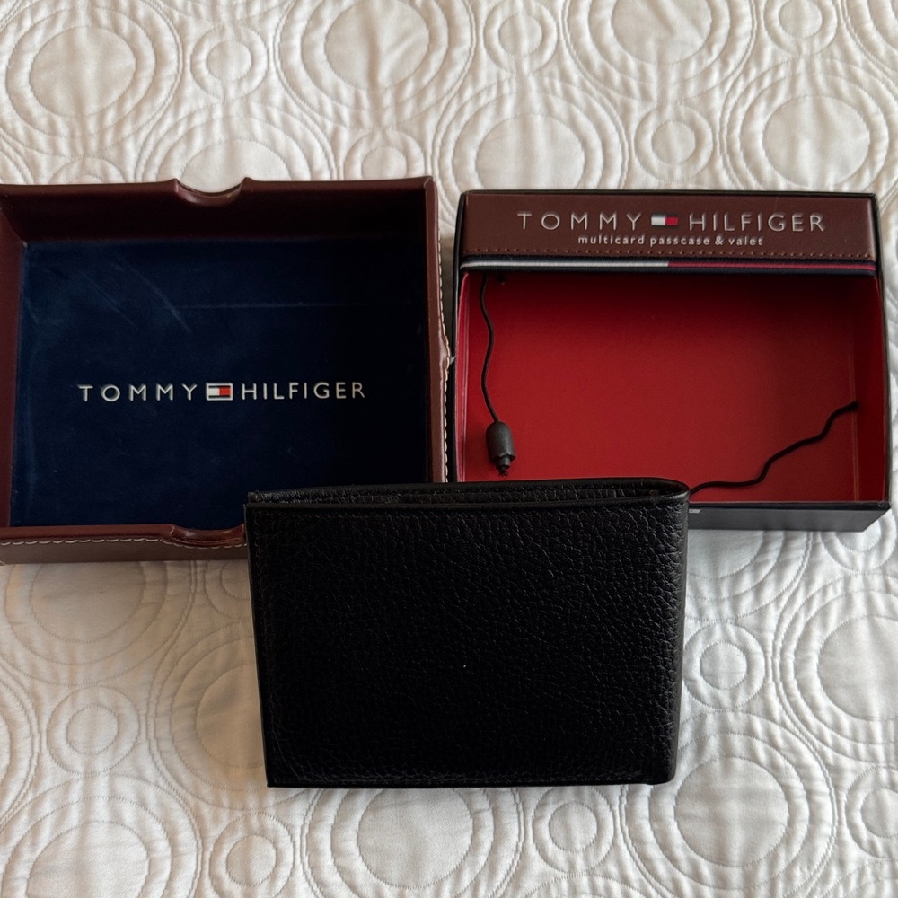 Tommy Hilfiger Black leather wallet -  Tri-Fold, multi card passcase and valet